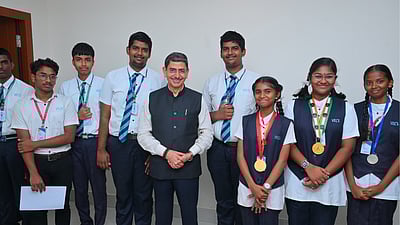 இரு மொழிக் கொள்கையால் வேலைவாய்ப்புகளை இழக்கும் இளைஞர்கள்: ஆளுநர் வேதனை