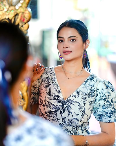 ஒரு கல் ஒரு கண்ணாடி... ஸ்மிருதி காஷ்யப்!