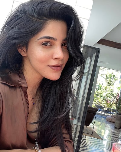 பறக்க பறக்கத் துடிக்குதே... திவ்ய பாரதி!