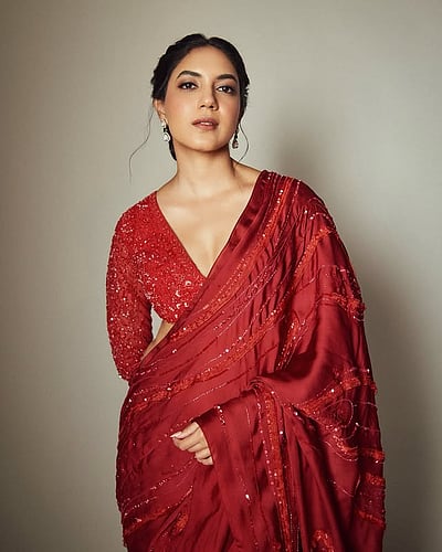 செக்கச் சிவந்த வானம்.. ரிது வர்மா