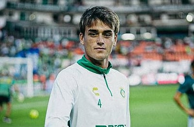 கால்பந்து வீரரிடம் வழிப்பறி! வாகனம் பறிப்பு!