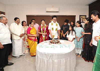 குடும்பத்தினருடன் கேக் வெட்டி பிறந்த நாளைக் கொண்டாடிய முதல்வர்! 