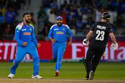 வருண் சக்கரவர்த்தி சுழலில் வீழ்ந்த நியூசி; அரையிறுதியில் ஆஸி.யை எதிர்கொள்ளும் இந்தியா!