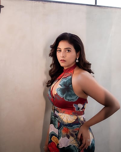 ஆகாயம் இடம் மாறட்டும்... அஞ்சலி!