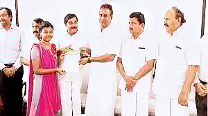 மாணவர்களுக்கு வழிகாட்டும் மக்கள் பிரதிநிதிகள்...