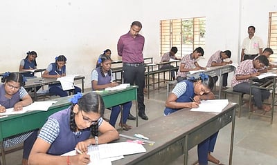 பிளஸ் 2 தோ்வு: மாவட்ட ஆட்சியா் ஆய்வு