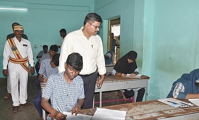 திருவாரூா் மாவட்டத்தில் 13,057 போ் பிளஸ் 2 பொதுத் தோ்வு எழுதினா்