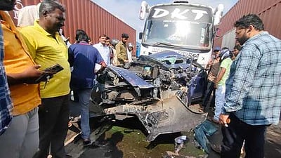 காா் மீது ஆம்னி பேருந்து மோதி விபத்து