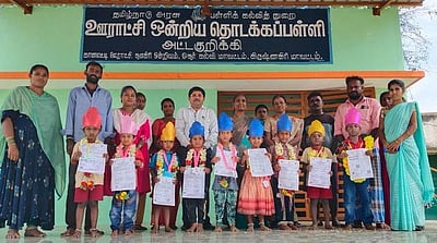 அரசுப் பள்ளியில் சோ்ந்த மாணவா்களுக்கு மாலை அணிவித்து வரவேற்பு