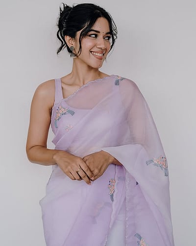 செர்ரி.. மிர்னாளினி ரவி!