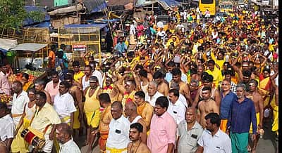 நத்தம் மாரியம்மன் கோயில் விழா: தீர்த்தம் எடுத்த திரளான  பக்தர்கள்!