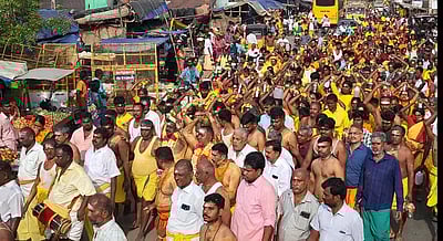 நத்தம் மாரியம்மன் கோயில் விழா: தீர்த்தம் எடுத்த திரளான  பக்தர்கள்!