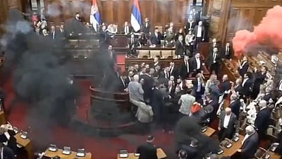 செர்பியா மக்களவையில் அமளி! புகைக்குண்டு வீச்சில் 3 உறுப்பினர்கள் காயம்!