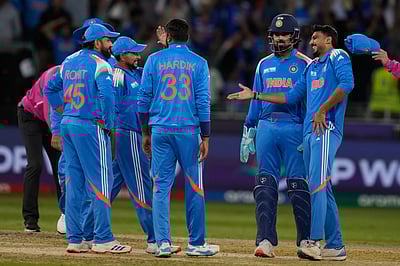 சாம்பியன்ஸ் டிராபி அரையிறுதி: இந்தியா பந்துவீச்சு!