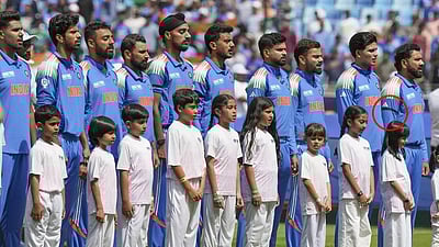 கையில் கறுப்பு பட்டையுடன் களமிறங்கிய இந்திய அணி! ஏன்? 