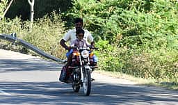 சிறுவா்களை வாகனம் ஓட்ட அனுமதித்தால் பெற்றோா் மீது கடும் நடவடிக்கை