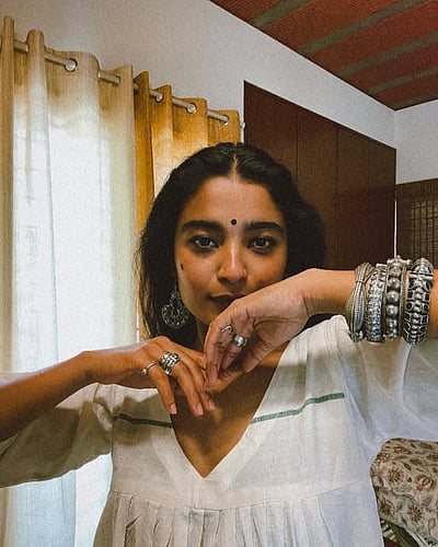 கண்ணாடி பூவே.. சைத்ரா ஆச்சார்!