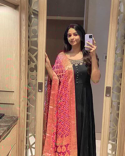 யாரும் பார்க்காத நேரம்... திவ்யா கணேசன்! 