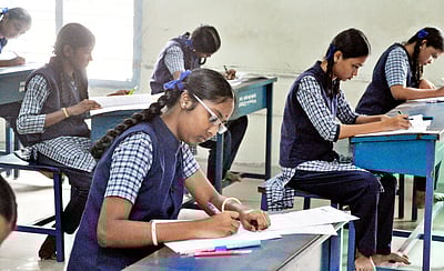 பிளஸ் 2 தோ்வு தொடக்கம்: 
முதல் நாள் தோ்வை 26,161 மாணவா்கள் எழுதினா்