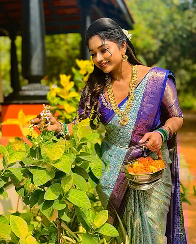 மலர் கொடுத்தேன்... ப்ரீத்தி சர்மா! 