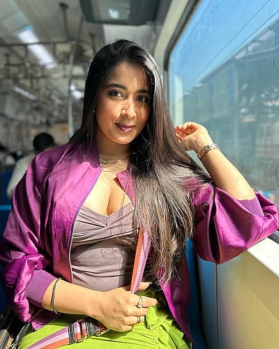 பயணங்கள் ஓய்வதில்லை... நிகிதா சர்மா!