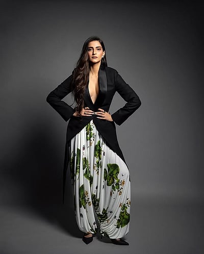 பிளாக் பியூட்டி.. ரியா கபூர்!