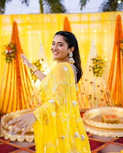 கொன்றைப் பூவில் குளித்த மஞ்சள்.. ராஷி சிங்