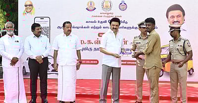 பெண்களின் பாதுகாப்புக்கு சென்னையில் ஆட்டோ, கார்களில் 'காவல் உதவி க்யூஆர் குறியீடு'