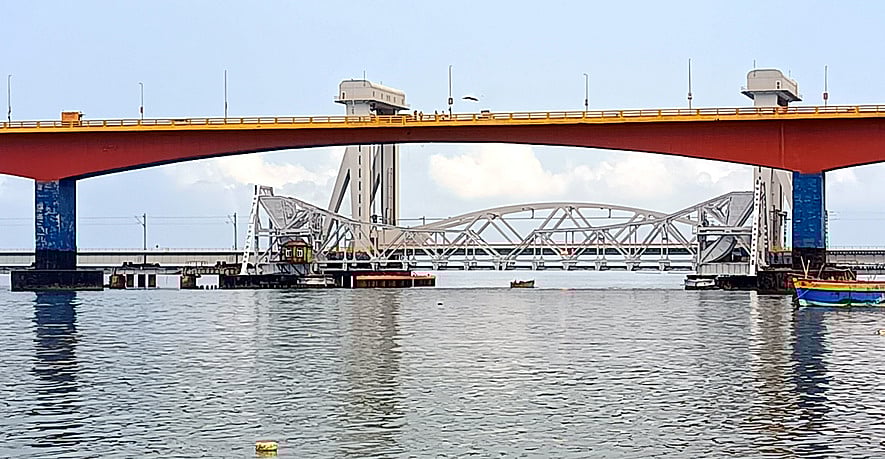 பாம்பன் பழைய ரயில் பாலம் அகற்றும் பணி தொடக்கம்