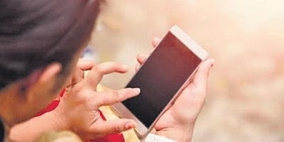 அன்பைத் தடுக்கும் கைப்பேசி!