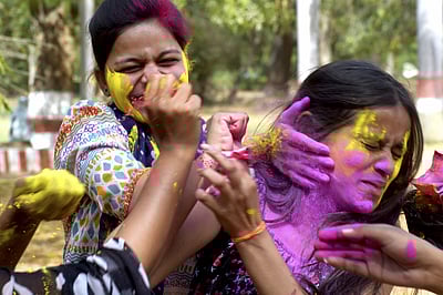 பிருந்தாவனத்தில் 2,000 கைம்பெண்கள் பங்கேற்கும் ஹோலி பண்டிகை: உ.பி. அரசு கின்னஸ் சாதனை முயற்சி