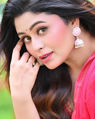 மலர்கள் பேசுமா.. ரிதாபாரி சக்ரவர்த்தி!