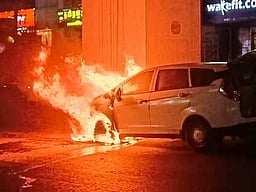 துவாரகாவில் தீப்பிடித்து எரிந்த காா்