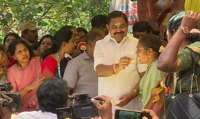 மகளிர் நாள் கொண்டாட்டம்! கையெழுத்து இயக்கத்தைத் தொடங்கிய அதிமுக!