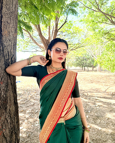 மாலை நிலவின் மரகத மஞ்சள்.... ஸ்மிருதி காஷ்யப்! 