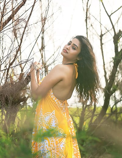 சுடும் தனிமை... தரணி ஹெப்சிபா! 