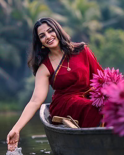 தன்னானே தாமரப்பூ.... நிகிலா விமல்!