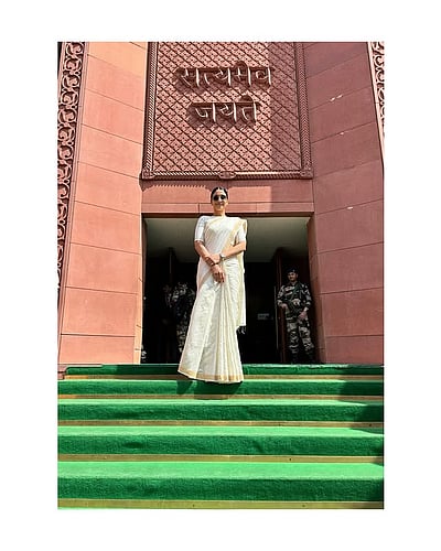 நாடாளுமன்றத்தில் ரெஜினா! 