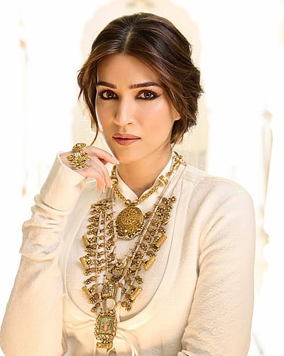 பார்வை ஒன்றே போதும்.. கிருதி சனோன்!