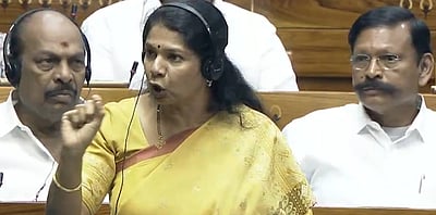 மக்களவையில் பிரச்னை எழுப்ப முயன்றபோது கனிமொழி- கல்யாண் பானா்ஜி வாக்குவாதம்