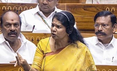 மக்களவையில் உண்மைக்குப் புறம்பான தகவலை அளித்துள்ளாா்: மத்திய அமைச்சர் மீது கனிமொழி குற்றச்சாட்டு