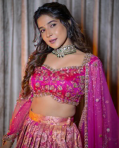 மின்னும் ஒளி... சாக்‌ஷி அகர்வால்!