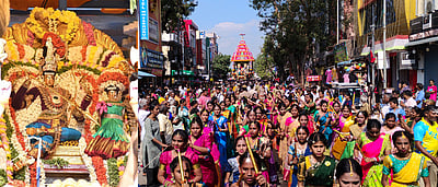 திருவொற்றியூா் கோயில் தேரோட்டம் : ஆயிரக்கணக்கான பக்தா்கள் பங்கேற்பு