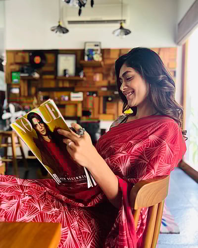 மூக்குத்தி, சேலை, நண்பர்கள்... மிருணாள் தாக்குர்!