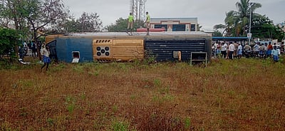 செஞ்சி அருகே சொகுசுப் பேருந்து கவிழ்ந்து விபத்து: 10 போ் காயம்