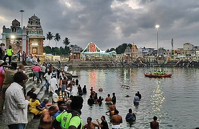 கும்பகோணம் மகாமக குளத்தில் ஏராளமானோர் புனித நீராடல்!