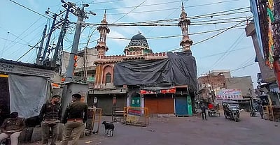 ஹோலி பண்டிகை: மசூதிகளை திரையிட்டு மூட காவல்துறை உத்தரவு!