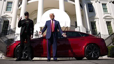 டெஸ்லா காருடன் அமெரிக்க அதிபர் டிரம்ப், எலான் மஸ்க்! வெள்ளை மாளிகைக்கு புதுவரவு.!