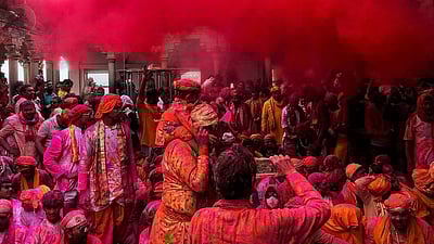 ஹோலி பண்டிகை: ஹிந்தி தேர்வெழுதாத மாணவர்களுக்கு மற்றொரு வாய்ப்பு! -சிபிஎஸ்இ