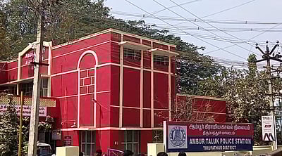 இருசக்கர வாகனத்தில் செல்லும் பெண்களிடம்  வழிப்பறி: பெண்கள் அச்சம்